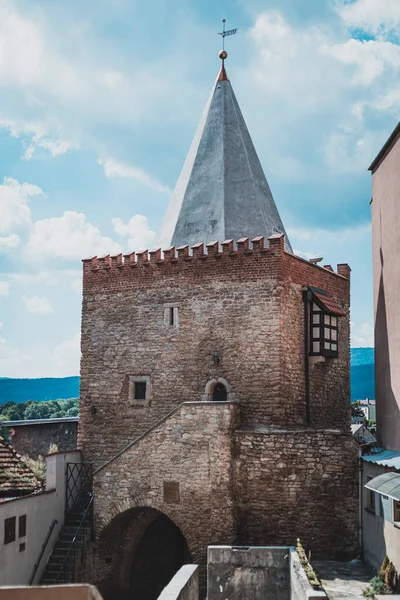 Dağ kasabasındaki eski kule.