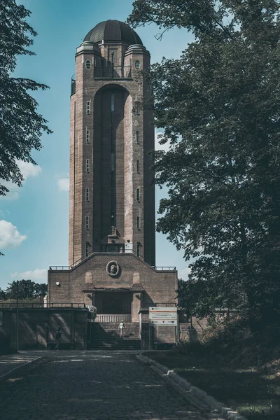 Alta Torre Cemento Nel Parco — Foto Stock