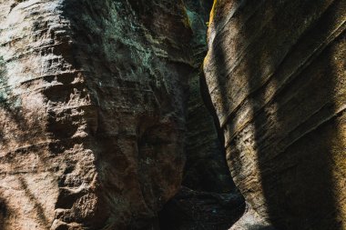 Güneş tarafından aydınlatılan dağ kayaları