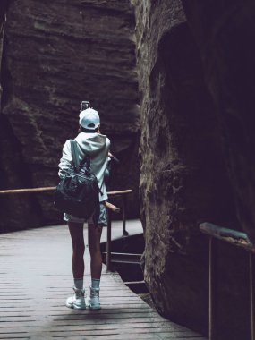 Yolda siyah çantalı bir kadın var.