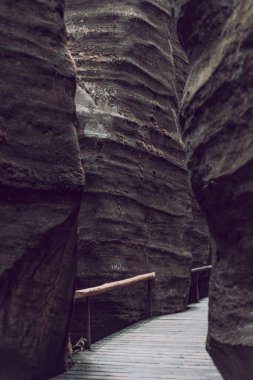 Kayaların arasındaki ahşap dağ yolu