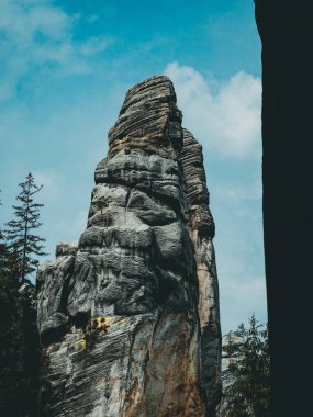 Dağlarda yüksek kayalar ve ağaçlar