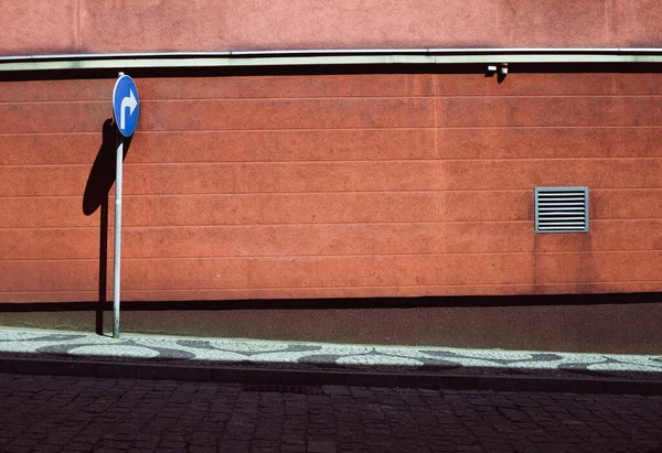 Pusta Ulica Niebieskim Znakiem Drogowym Ściana Klarnetowa Budynku — Zdjęcie stockowe
