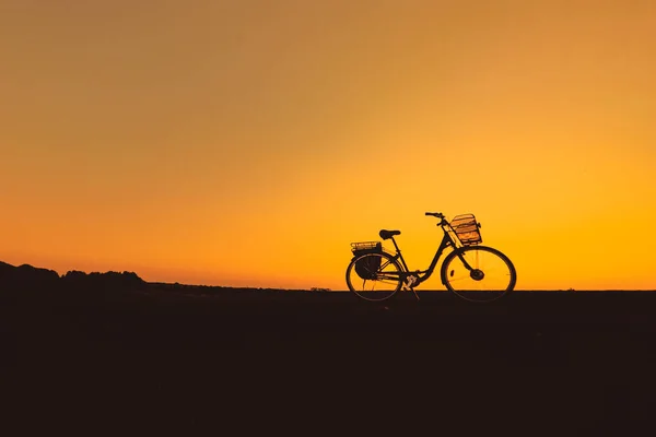 Sylwetka Roweru Pomarańczowym Niebie — Zdjęcie stockowe