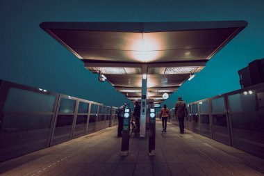 İnsanlar alacakaranlıkta tren istasyonunda