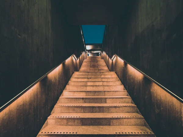 地下鉄駅への階段や近代的な都市建築 — ストック写真