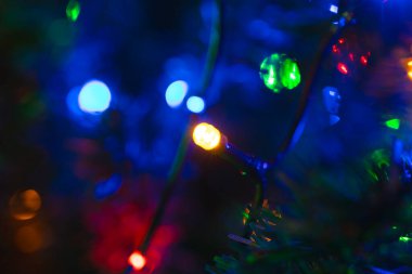 Parlak renkli bulanık noel ışıkları