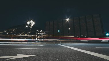 Gece şehir caddesinde bulanık ışıklar, gece aydınlık patikalar