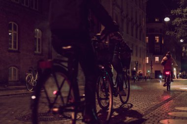 Gece Sokağında Bisikletçiler