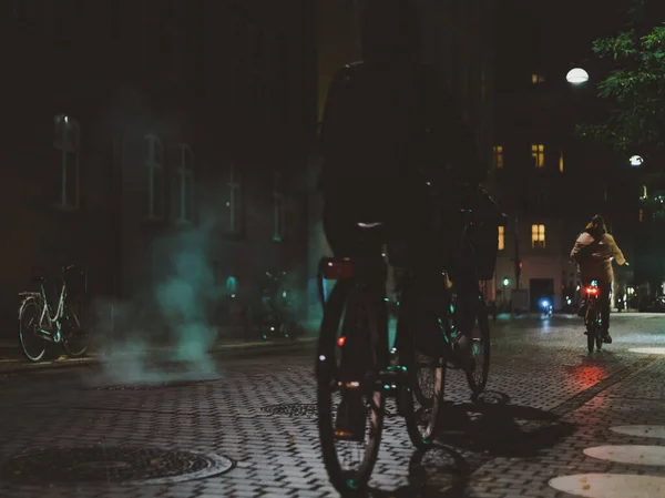 Gece Sokağında Bisikletçiler