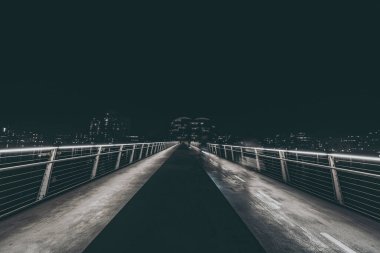 Geceleyin aydınlatılmış yaya köprüsü