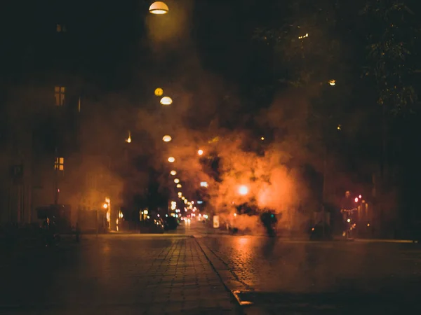 Gece şehir caddesinde buhar.