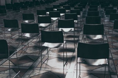 Koridordaki sandalyeler satırları