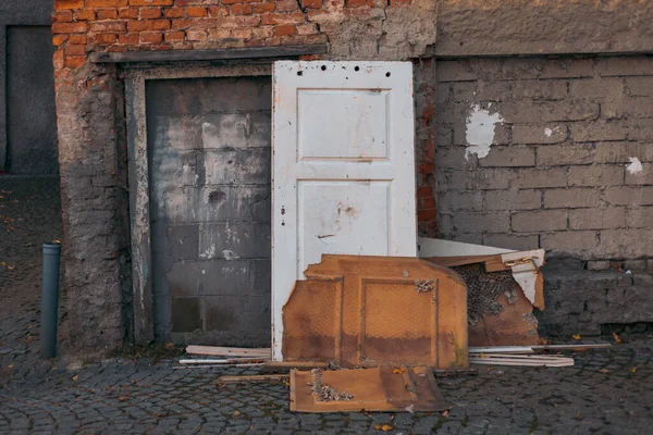 Stare Drzwi Śmietniku — Zdjęcie stockowe
