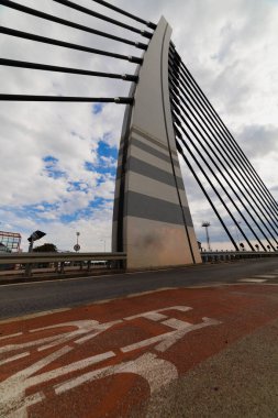 Önplanda bisiklet yolu olan beton köprü direği, şehirde mimari nesneler, ulaşım altyapısının bir parçası