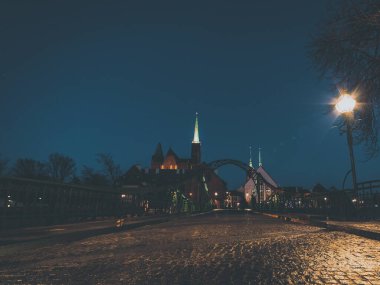 Cobblestone Köprüsü 'ndeki gece görüşü, eski şehir merkezine giden yol.