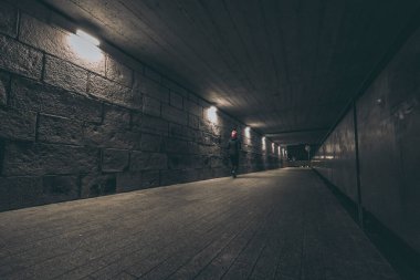 Gece tünelde koşan kişi