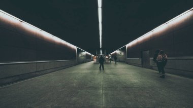 Modern yeraltı tünelinde insan siluetleri