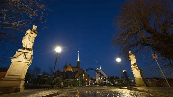 Cobblestone Köprüsü 'ndeki gece görüşü, eski şehir merkezine giden yol.