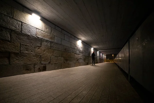 Persoon Die Nachts Door Een Tunnel Loopt — Stockfoto