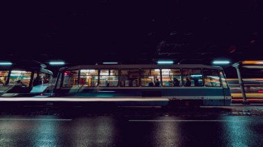 Gece köprünün altında tramvay