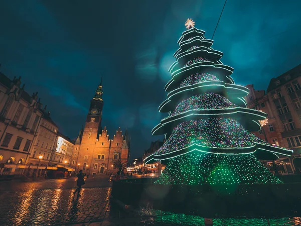 Kasaba meydanında aydınlatılmış Noel ağacı