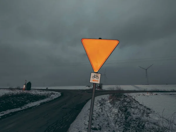 Sarı yol işareti kışın kavşakta