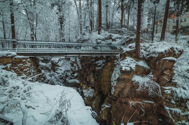 Bir dağ parkında karlı bir köprü