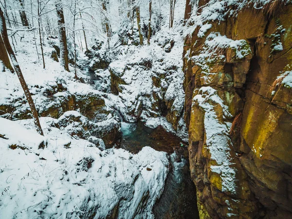 Снежный Горный Парк Ручьем Между Скалами — стоковое фото