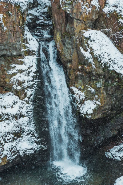 Cachoeira Montanhas Nevadas Durante Inverno — Fotografia de Stock