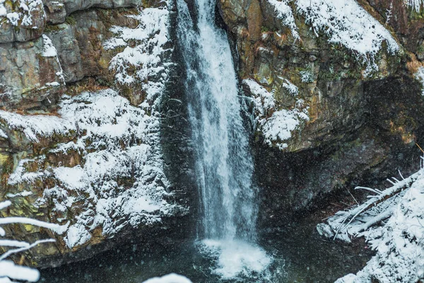 Водопад Снежных Горах Зимой — стоковое фото