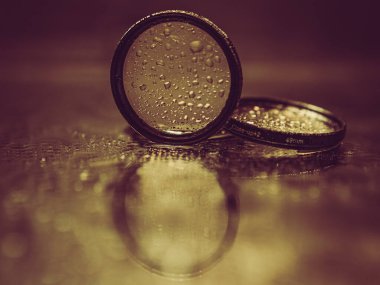 Aynaya yansıyan su damlacıkları ile lens filtreleri