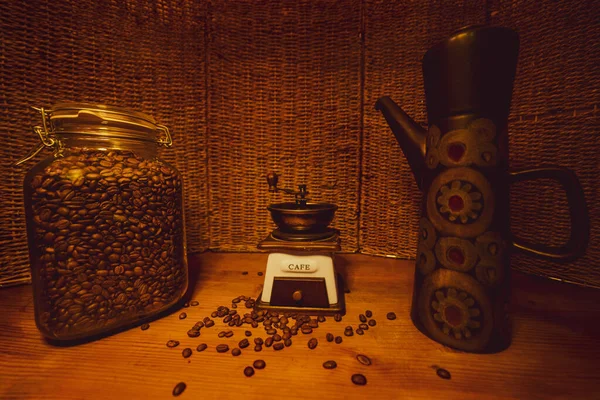 Burk Med Kaffebönor Träbordet — Stockfoto