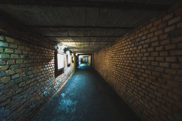 Betonový Podzemní Tunel Cihlovými Zdmi — Stock fotografie