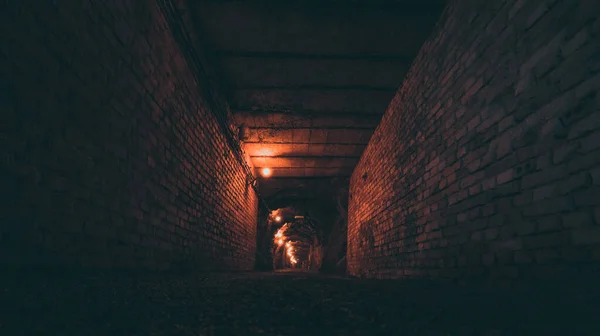 tuğla duvarlı beton yeraltı tüneli