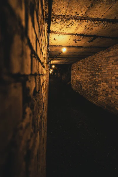 レンガの壁を持つコンクリート地下トンネル — ストック写真