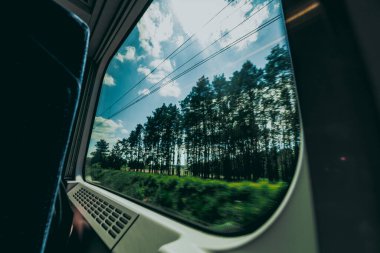 Hareket halindeki trenin penceresinden görünüm