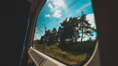 Hareket halindeki trenin penceresinden görünüm