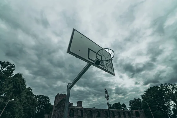 Μπάσκετ Backboard Κατά Συννεφιασμένο Ουρανό — Φωτογραφία Αρχείου