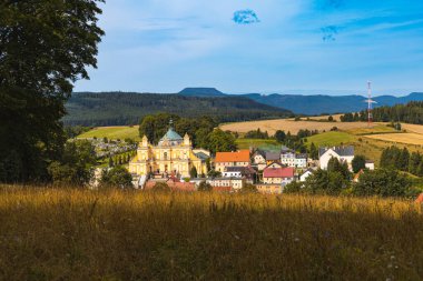Dağlarda tapınağı olan küçük bir kasaba.