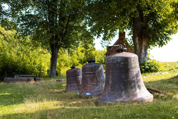 Metalowe Dzwony Leżące Parku — Zdjęcie stockowe