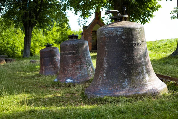 Metalowe Dzwony Leżące Parku — Zdjęcie stockowe