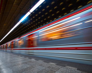 Hızlı hareket eden metro treni