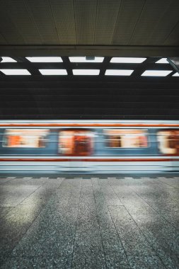 metro treninin hızlı hareketi