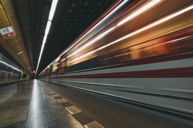 Hızlı hareket eden metro treni