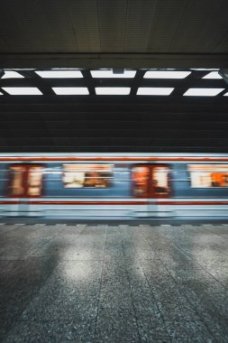 Metro treni hızla geçiyor.