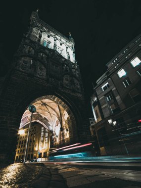 Şehrin eski kulesi, gece yarısı geçen arabayla.