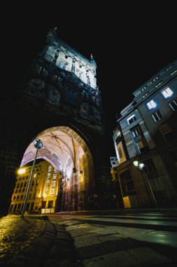 Geceleri şehirde eski bir kule