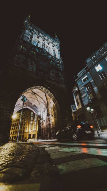 Geceleri şehirde eski bir kule