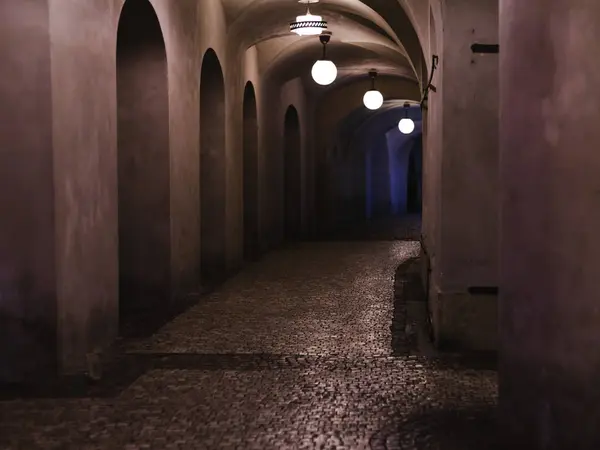 Geceleyin eski kasabada boş bir sokak